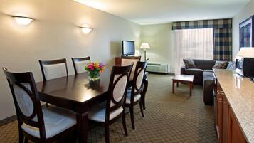 Roupas de cama premium, escrivaninha, espaço de trabalho para notebook