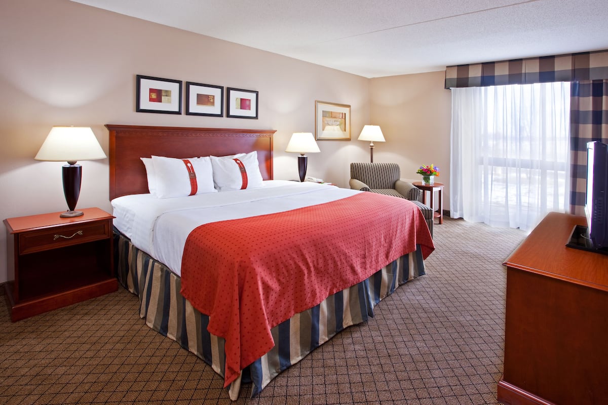 1 bedroom, premium bedding, desk, laptop workspace
