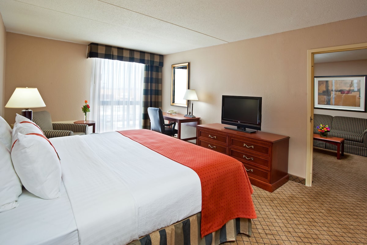 1 bedroom, premium bedding, desk, laptop workspace