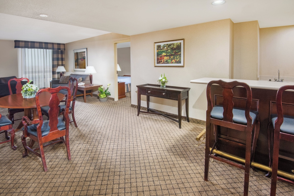 Suite, 2 Bedrooms, Jetted Tub | Premium bedding, desk, laptop workspace, blackout drapes