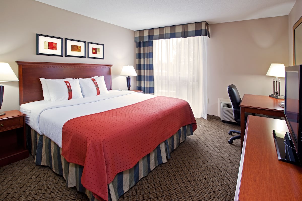 1 bedroom, premium bedding, desk, laptop workspace