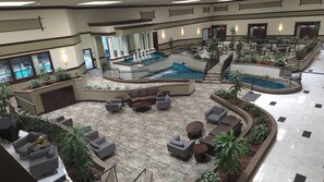Un'ampia area interna con una piscina centrale, diverse zone relax e una ricca vegetazione.