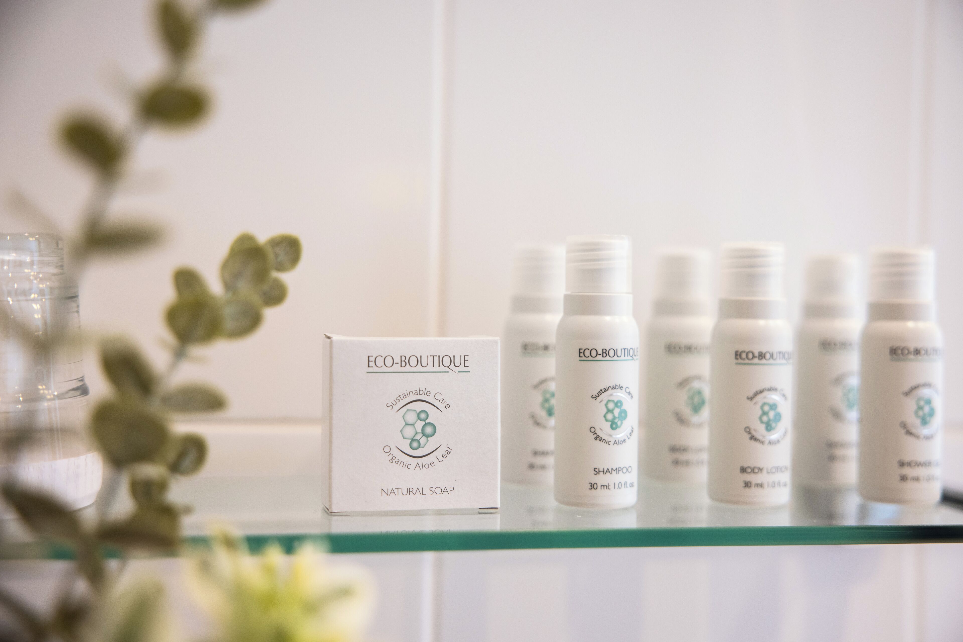 combined shower/bathtub, eco-friendly toiletries, hair dryer, towels