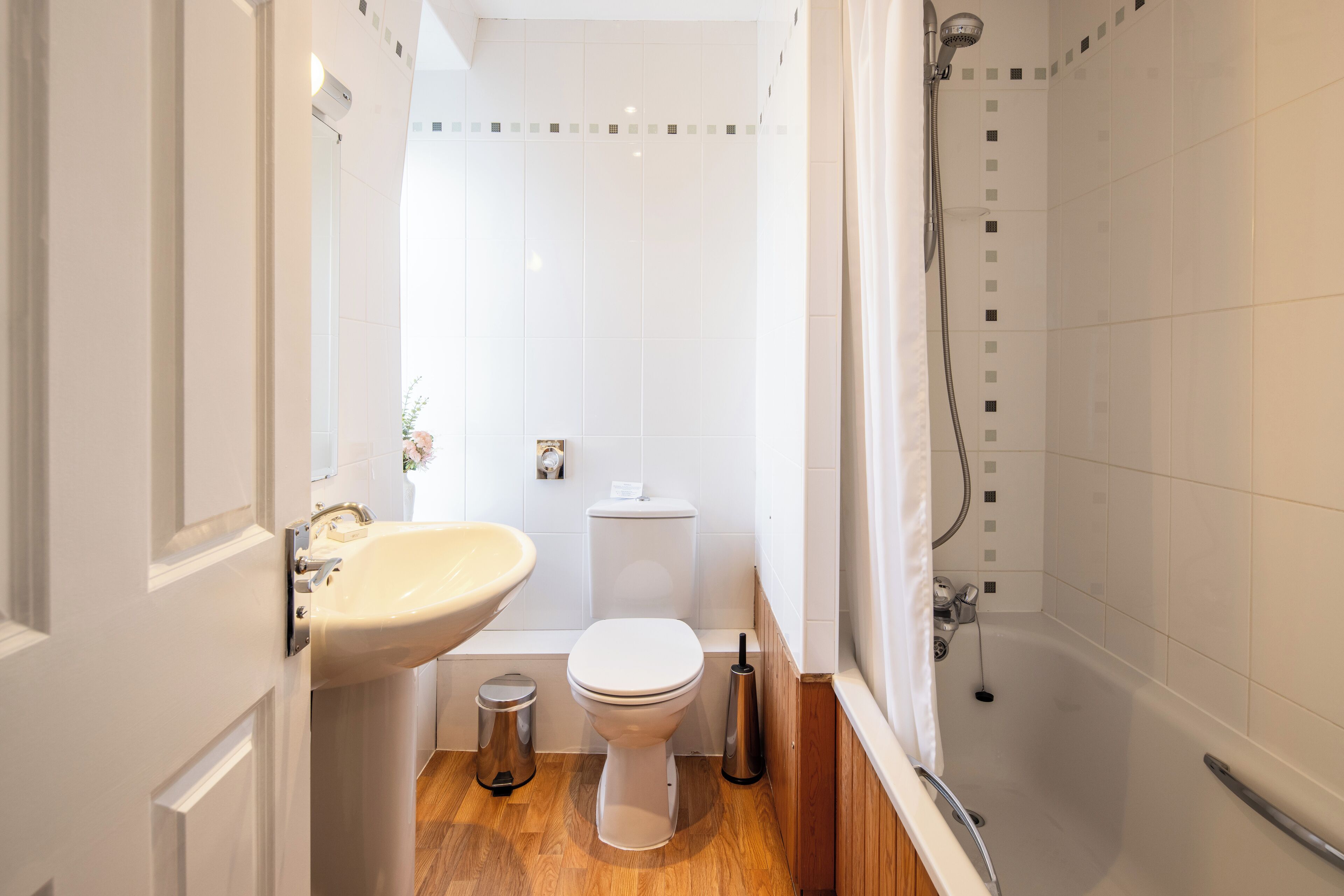 standard single room, 1 single bed, non smoking | bathroom | combined shower/bathtub, eco-friendly toiletries, hair dryer, towels