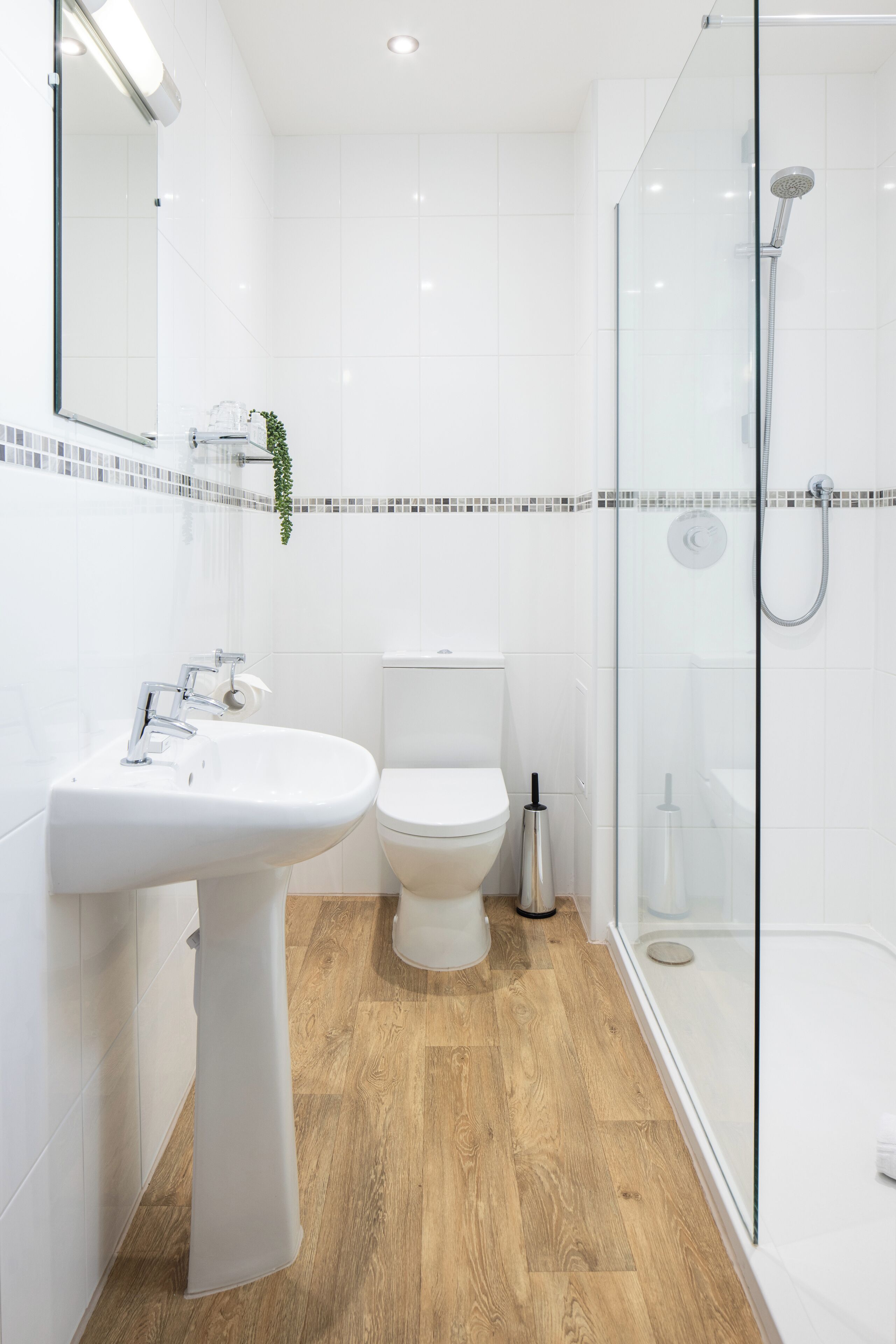 combined shower/bathtub, eco-friendly toiletries, hair dryer, towels