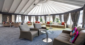 S'hi serveixen sopars i plats de cuina internacional