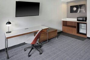 En 37-tommers TV med kabel-kanaler samt Netflix og Hulu