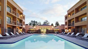 Una piscina al aire libre de temporada
