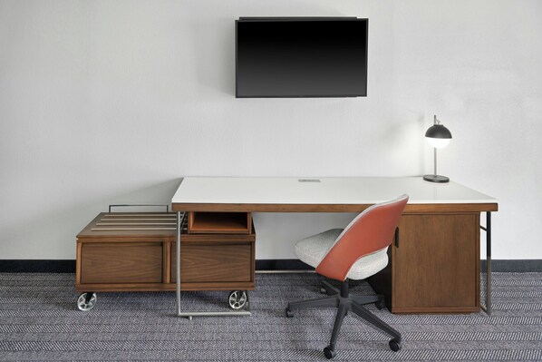 Skrivebord, lydisolert, strykejern/-brett og wi-fi (inkludert)