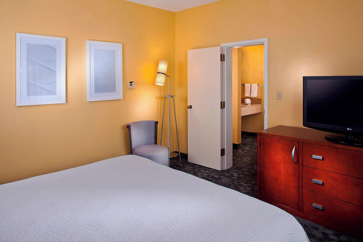 1 bedroom, desk, soundproofing, iron/ironing board