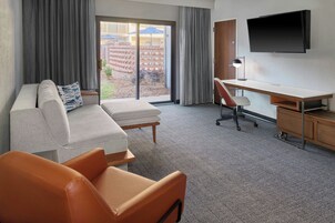 37-inch TV with cable channels, Netflix, Hulu