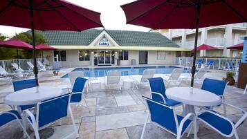 Piscina externa, funciona das 8h30 às 20h30, espreguiçadeiras