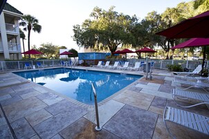 Piscina externa, funciona das 8h30 às 20h30, espreguiçadeiras