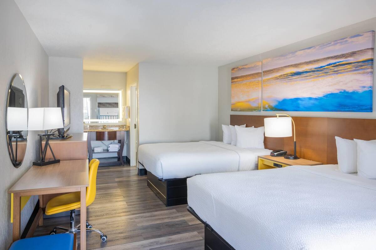1 dormitorio, caja fuerte, escritorio y cortinas opacas