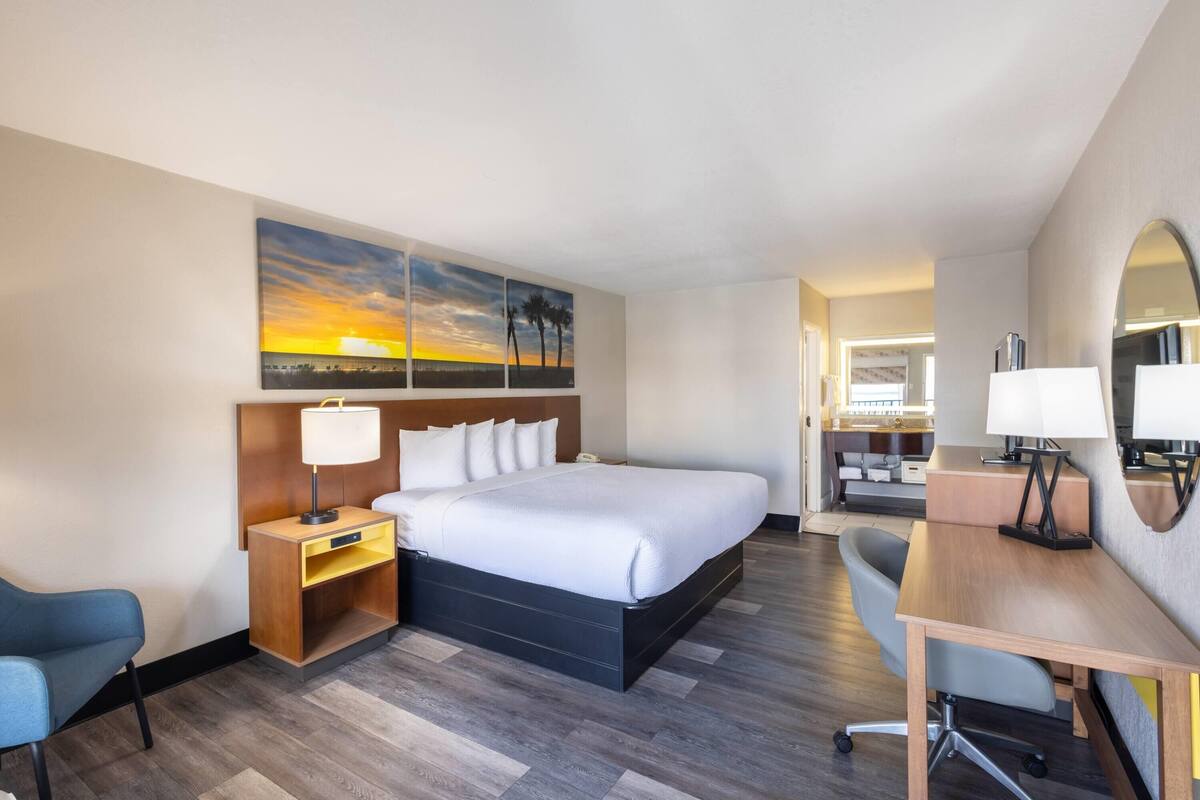 Standard Room, 1 King Bed | 1 bedroom, in-room safe, desk, blackout curtains