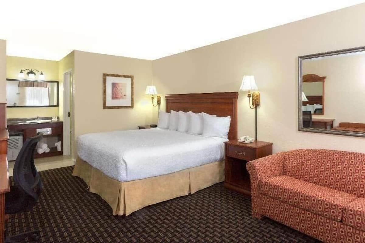 1 bedroom, in-room safe, individually decorated, individually furnished