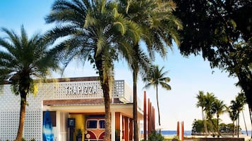 4 restaurantes, se sirven desayunos, comidas y cocina internacional