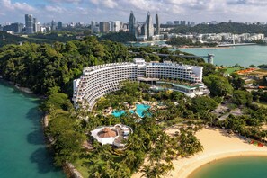 2 outdoor pools, free cabanas, pool umbrellas