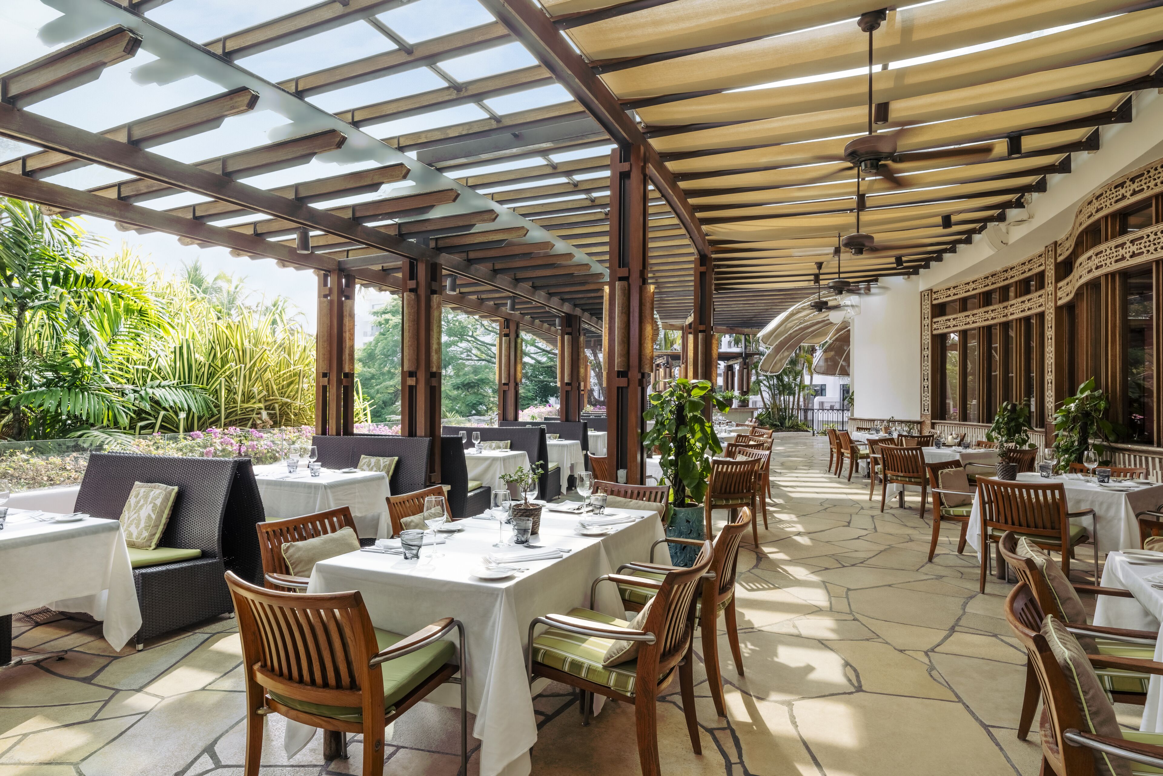 4 restaurantes, se sirven desayunos, comidas y cocina internacional