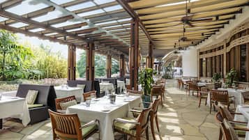 4 من المطاعم، حيث تُقدم وجبات الإفطار، الغداء، العشاء، الأطباق العالمية