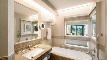 Un baño moderno con un lavamanos grande, una bañera y un espejo de tocador.