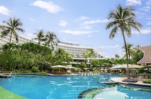 A hotel with a swimming pool, palm trees, and a clear sky. - Shangri-La Rasa Sentosa, Singapore (Singapore)