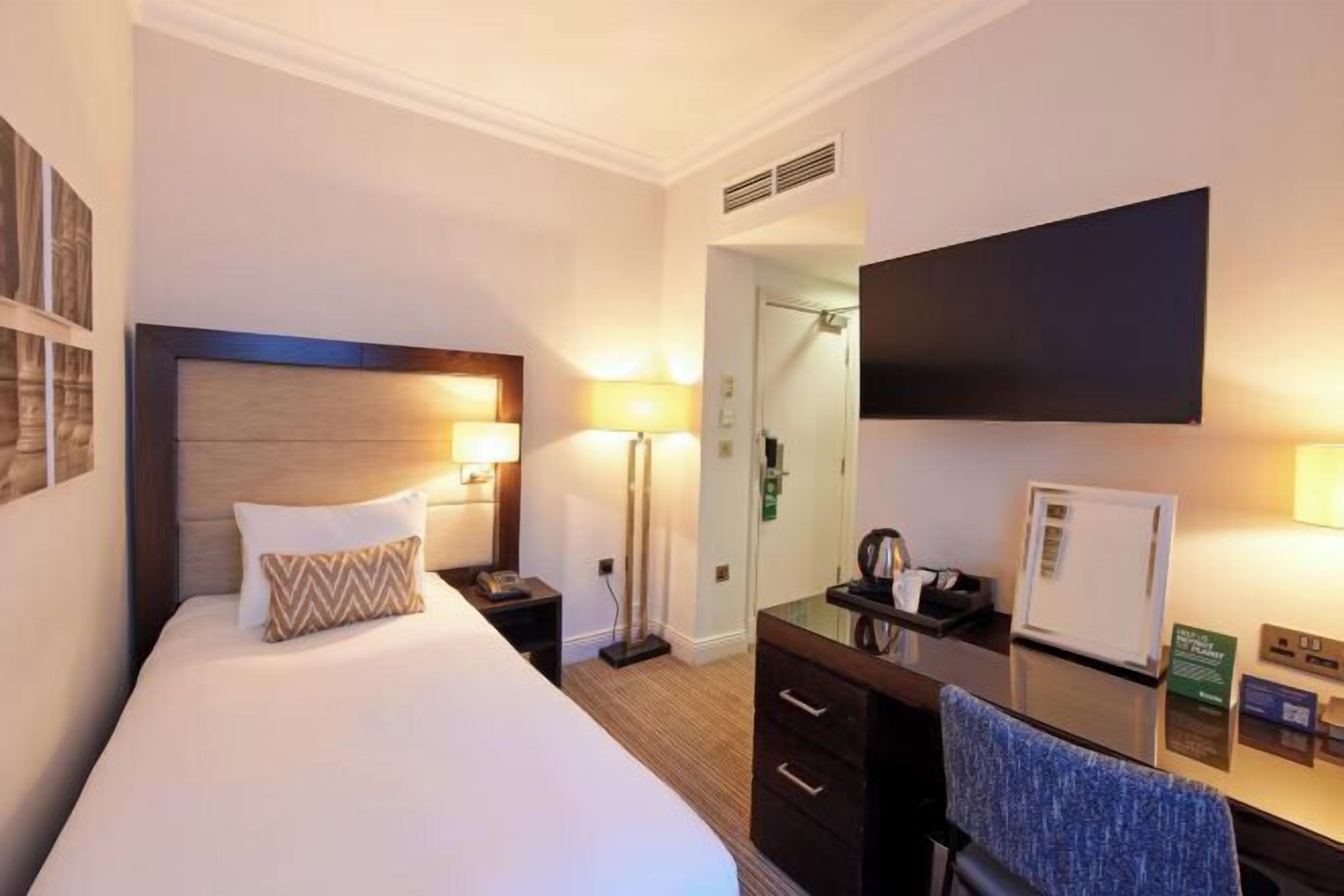 Ropa de cama de alta calidad, caja fuerte, escritorio