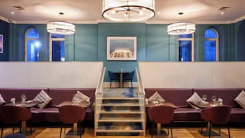 Frokost, lunsj og middag serveres, britiske retter