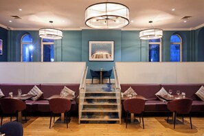 Breakfast, lunch, dinner served; British cuisine  - Thistle London Holborn (London)