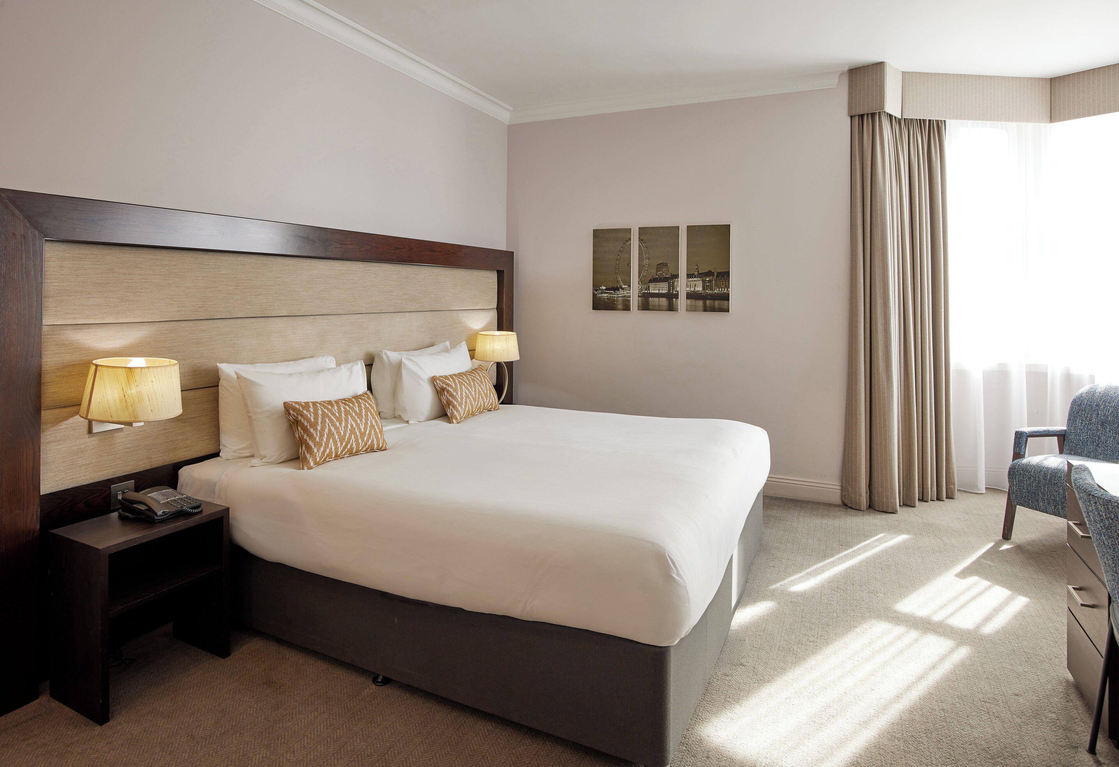 Ropa de cama de alta calidad y caja de seguridad en la habitación 