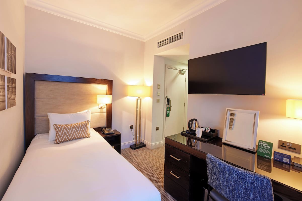 Standard Single Room, 1 Twin Bed | Premium bedding, in-room safe, desk, laptop workspace