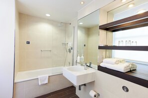 Junior Suite, 1 Double Bed with Sofa bed | Bathroom | Combined shower/bathtub, rainfall showerhead, eco-friendly toiletries - Thistle London Holborn (London)