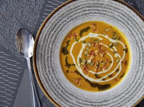 Se sirven desayunos, almuerzos y cenas; cocina británica