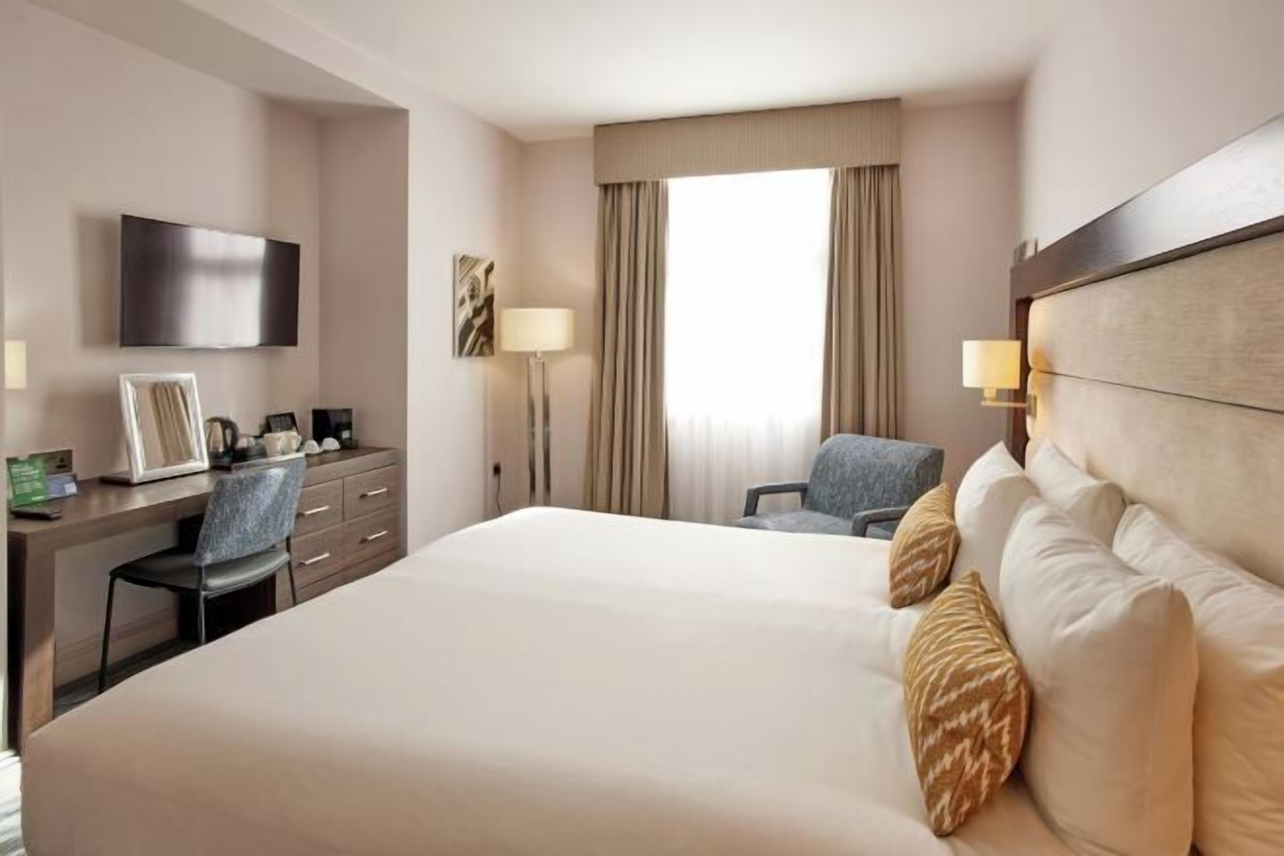 Ropa de cama de alta calidad, caja fuerte, escritorio