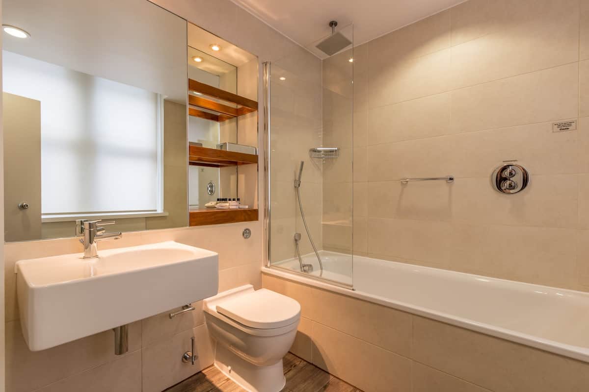 Een bad/douchecombinatie, een regendouche