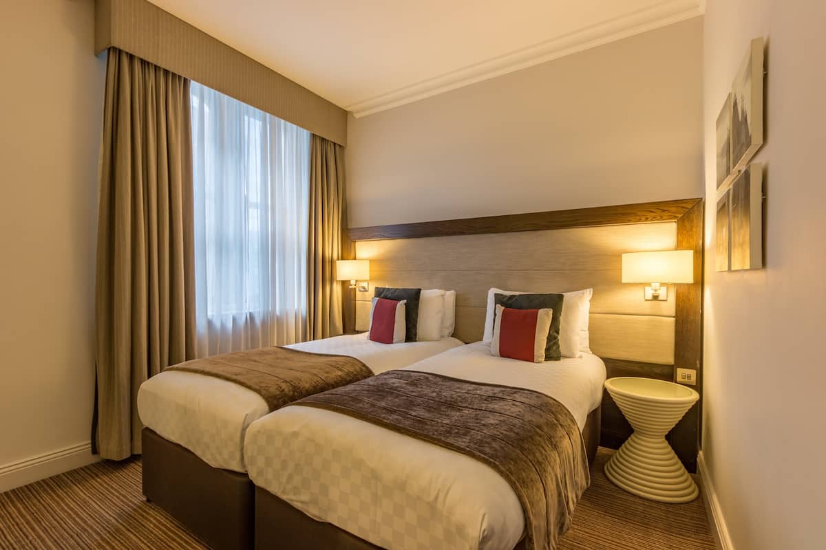 Standaard Twin kamer, 2 eenpersoonsbedden | Luxe beddengoed, een kluis op de kamer, een bureau, een laptopwerkplek