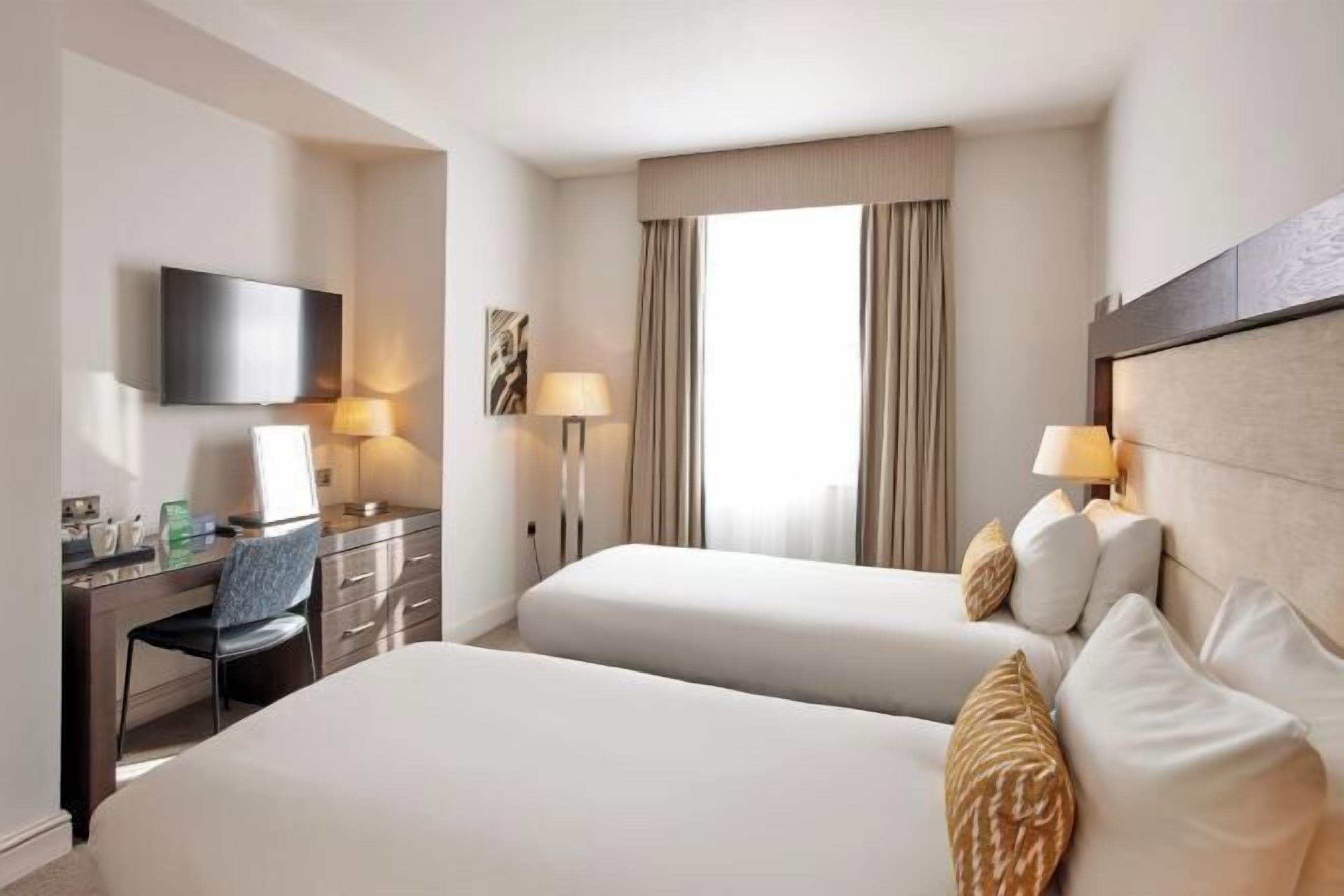 Ropa de cama de alta calidad, caja fuerte, escritorio