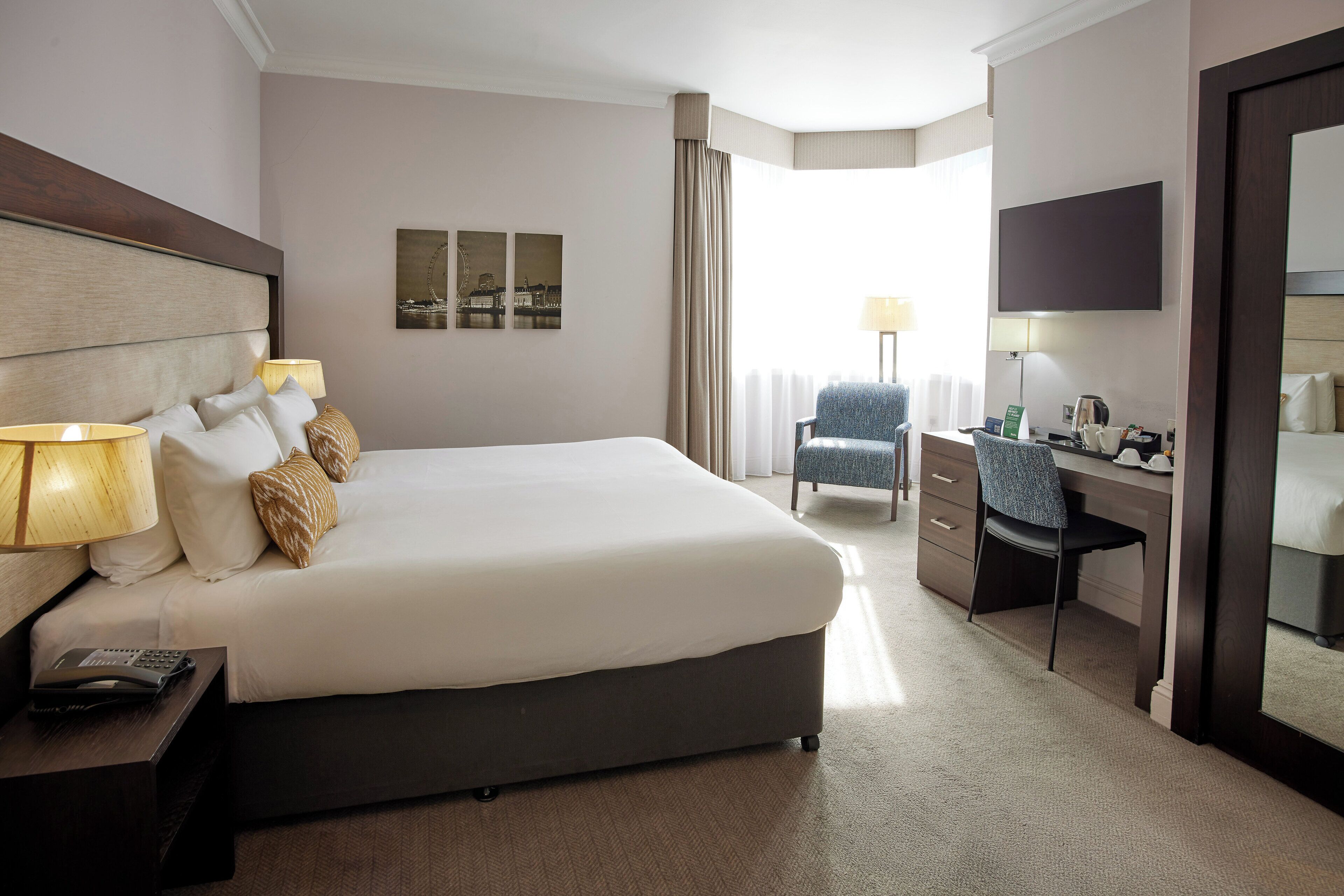 Executive Room, 1 King Bed | Premium bedding, in-room safe, desk, laptop workspace