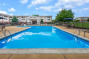 Una piscina al aire libre de temporada