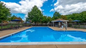 Una piscina al aire libre de temporada