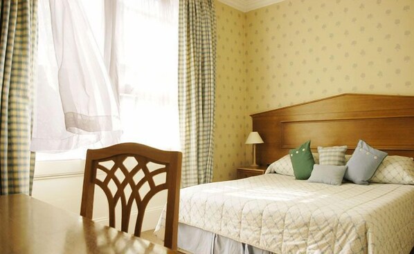 Estudio ejecutivo, 1 cama de matrimonio | Tabla de planchar con plancha