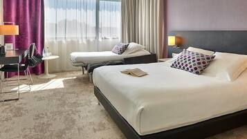 Comfort Room, 1 Queen Bed, Non Smoking (with Single Sofabed;Larger Room) | Premium bedding, in-room safe, laptop workspace, blackout curtains