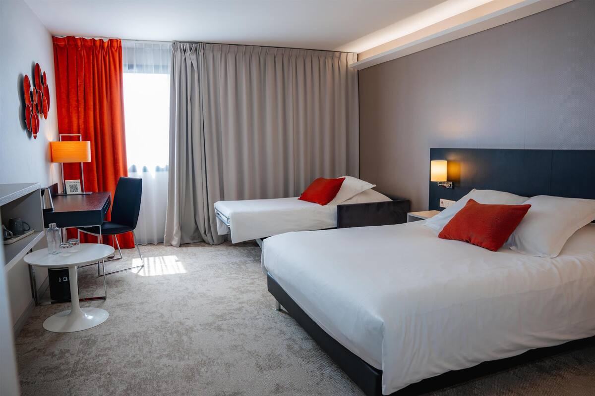 Family Room, 1 Queen Bed, Non Smoking (with Single Sofabed) | Premium bedding, in-room safe, laptop workspace, blackout drapes