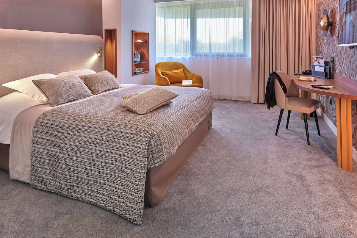 Chambre Premium, 1 très grand lit, non-fumeurs, vue golf (Larger Room) | Literie de qualité supérieure, coffres-forts dans les chambres