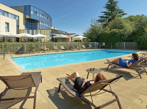 Piscine extérieure (ouverte en saison), chaises longues