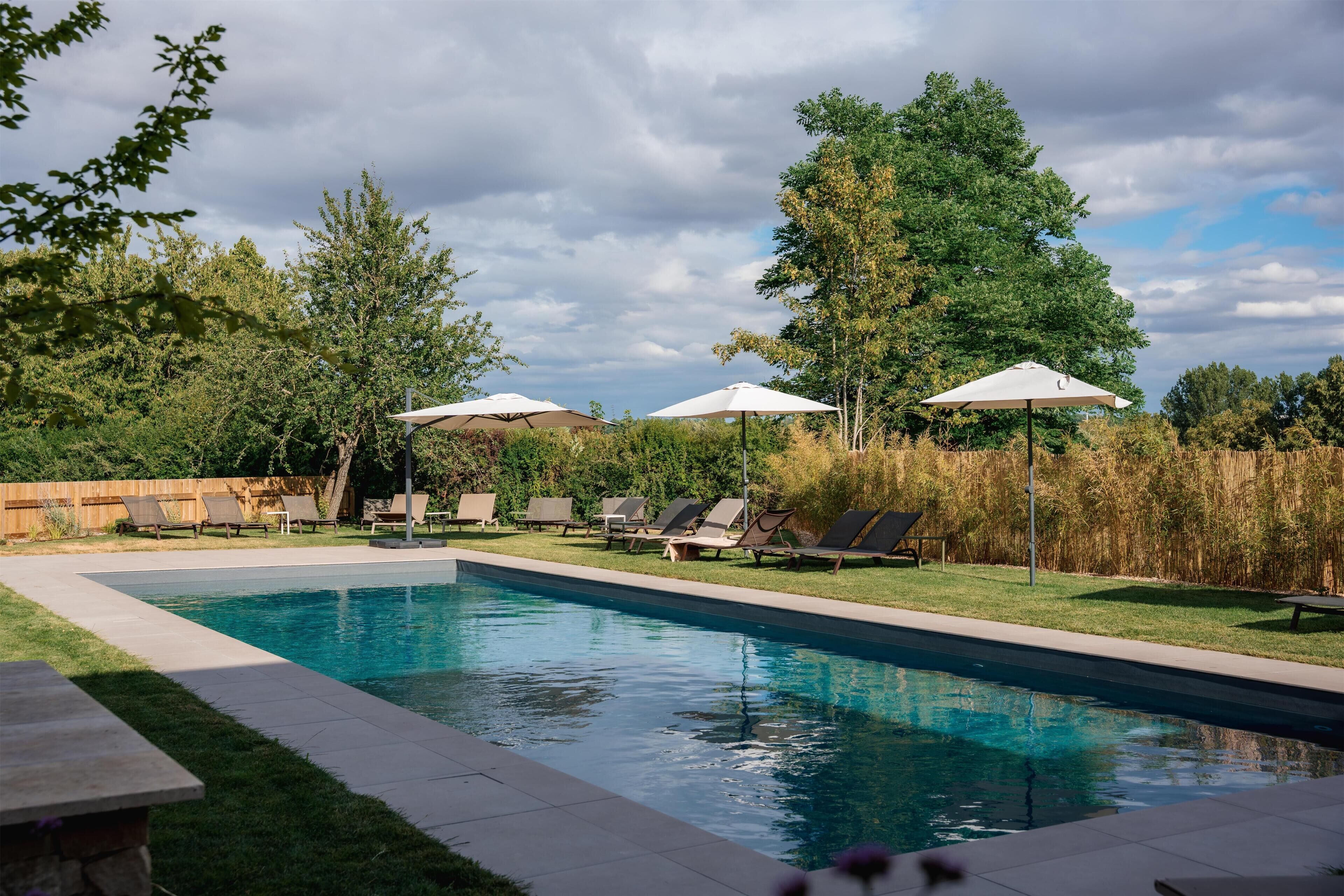 Piscine extérieure (ouverte en saison), chaises longues