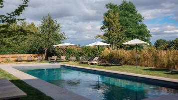 Piscine extérieure (ouverte en saison), chaises longues