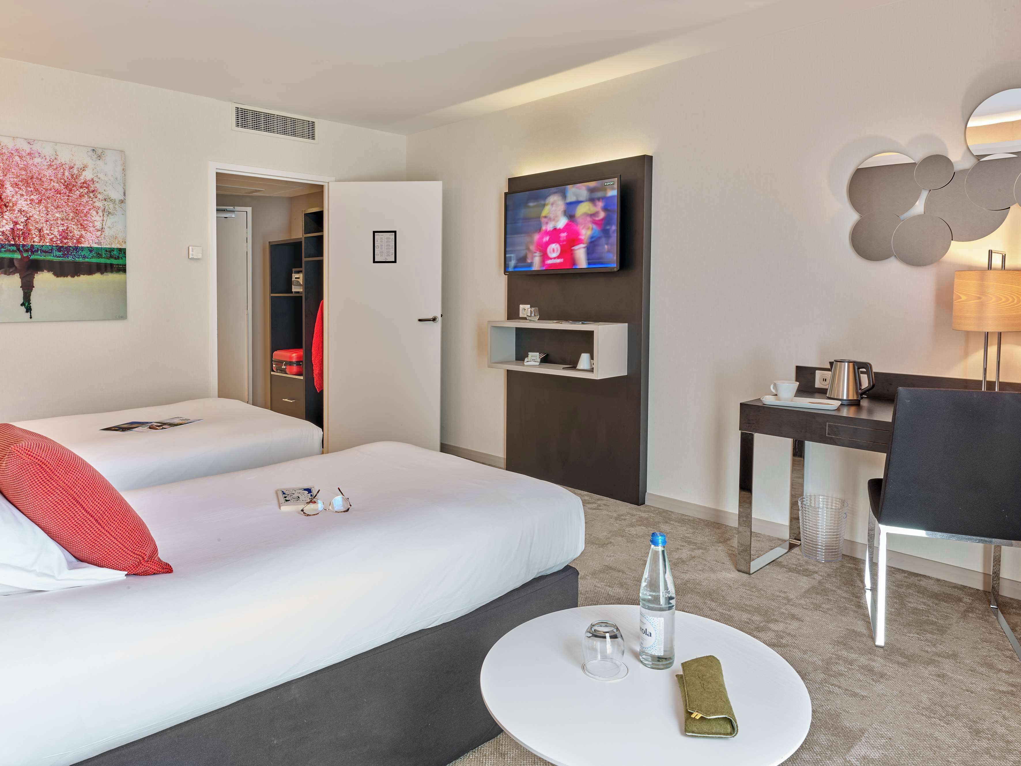 comfort room, 2 single beds, non smoking (larger room) | 1 bedroom, premium bedding, in-room safe, laptop workspace