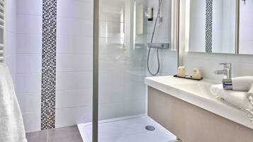 Milieuvriendelijke toiletartikelen, een haardroger, handdoeken, zeep