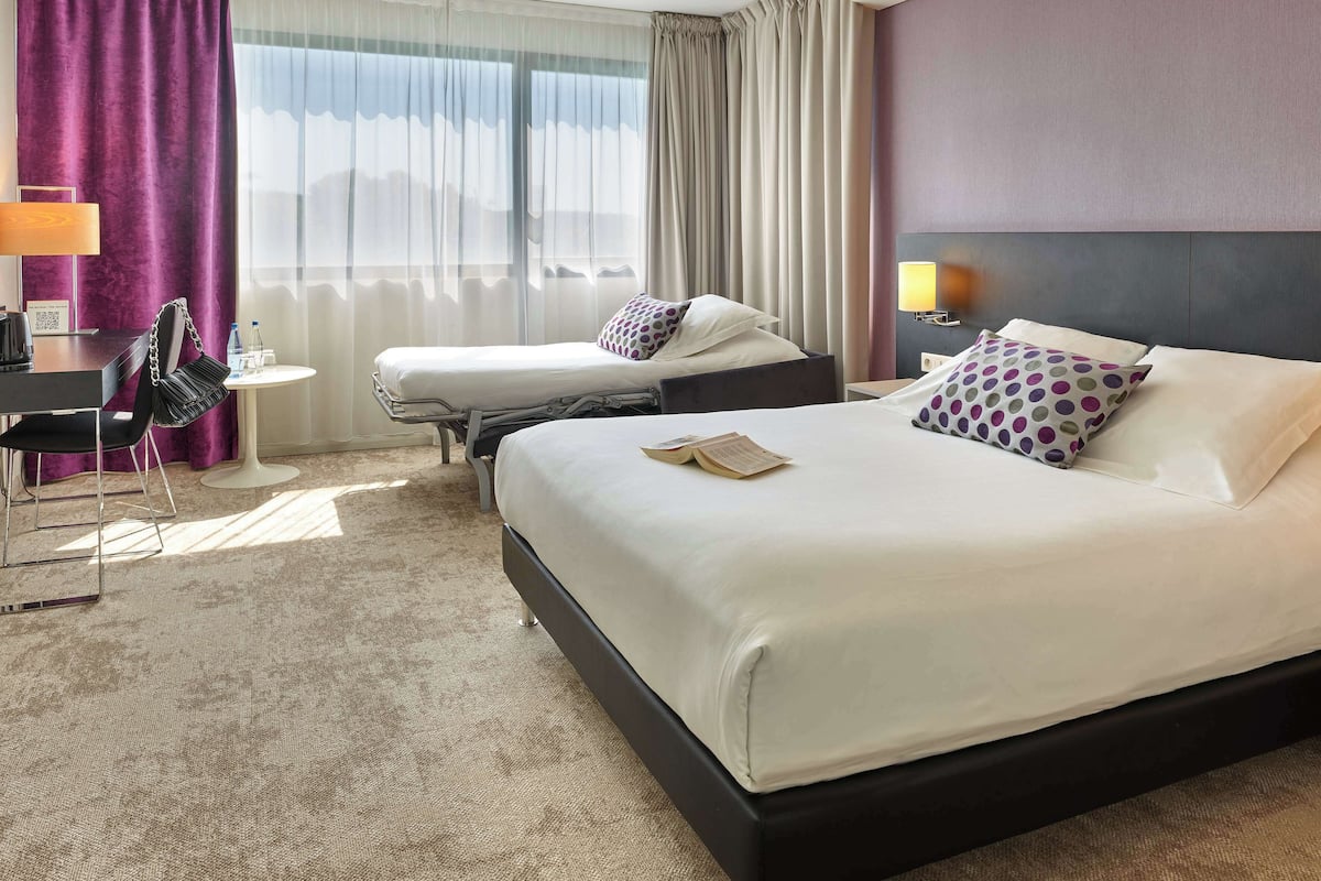 comfort room, 1 queen bed, non smoking (with single sofabed;larger room) | 1 bedroom, premium bedding, in-room safe, laptop workspace